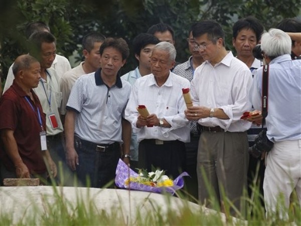 Chinese Flock to the U.S. Ambassador