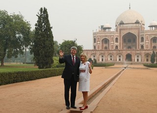 Distracted by Stephen Harper's Limos in India
