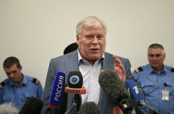 In Moscow Airport, Hunting for Snowden