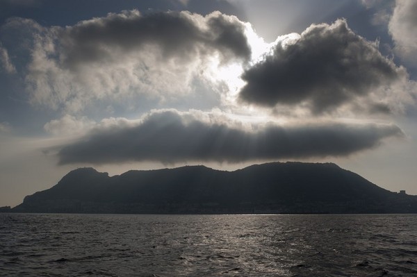 Should U.S. Help Britain Keep Its Colonies?