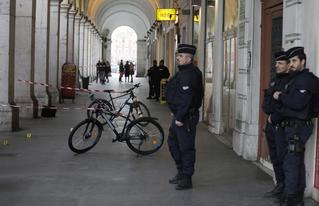 France Urges Jews to Stay