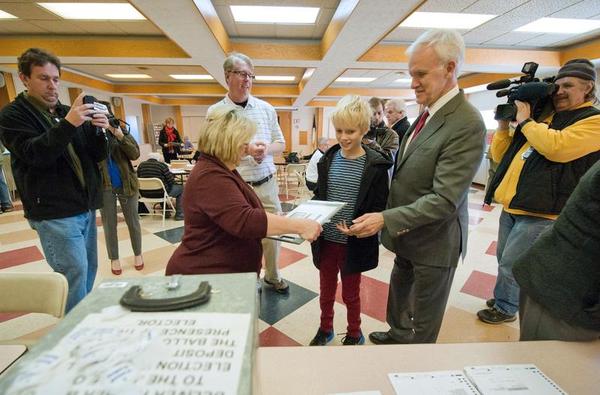 A Senator's Vietnam Dilemma