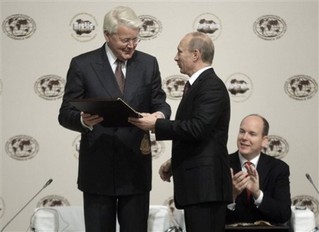 An Arctic Example for Resource Cooperation